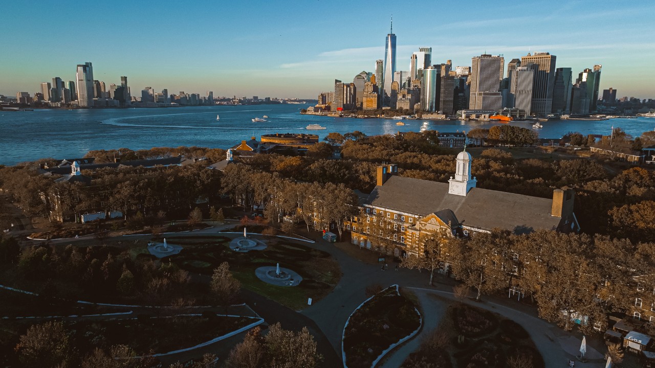 Städtische Grünflächen und Baumlandschaft im urbanen Raum mit Skyline im Hintergrund