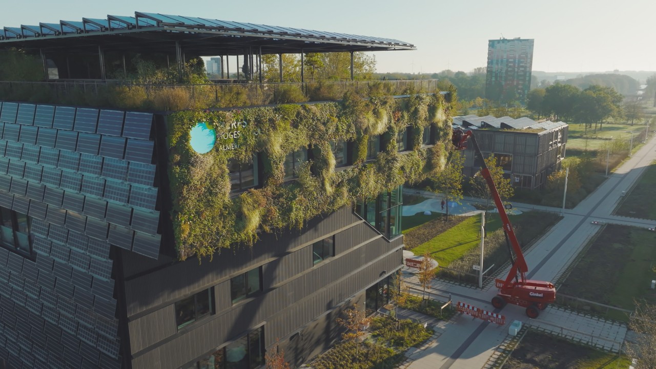 Drohnenaufnahme der niederländischen Aeres Hogeschool mit begrünter Fassade und Dachbepflanzung