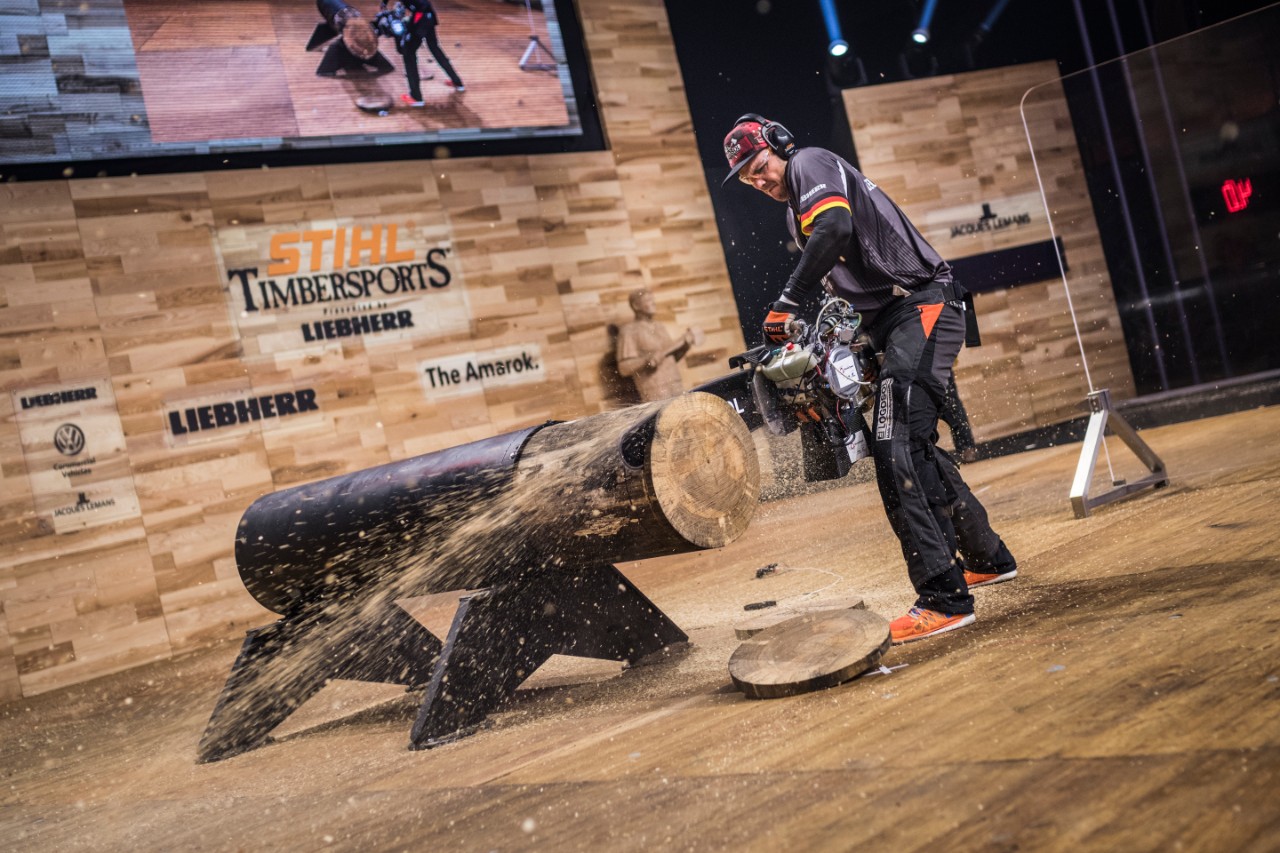 Sportholzfäller auf der Bühne bei der STIHL TIMBERSPORTS® World Championship 2018 in Liverpool
