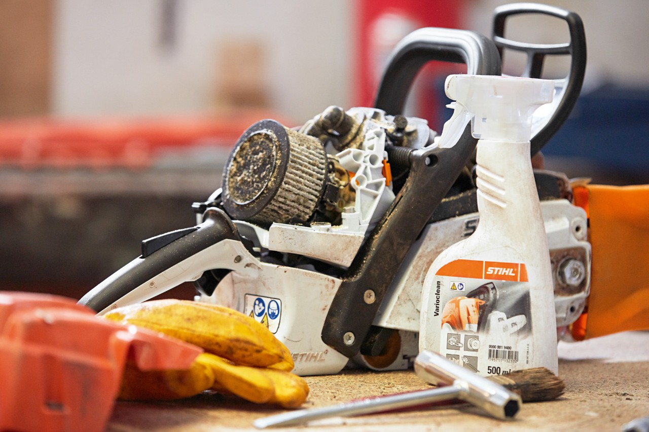 STIHL Reiniger Varioclean neben STIHL Kettensäge auf Werkbank