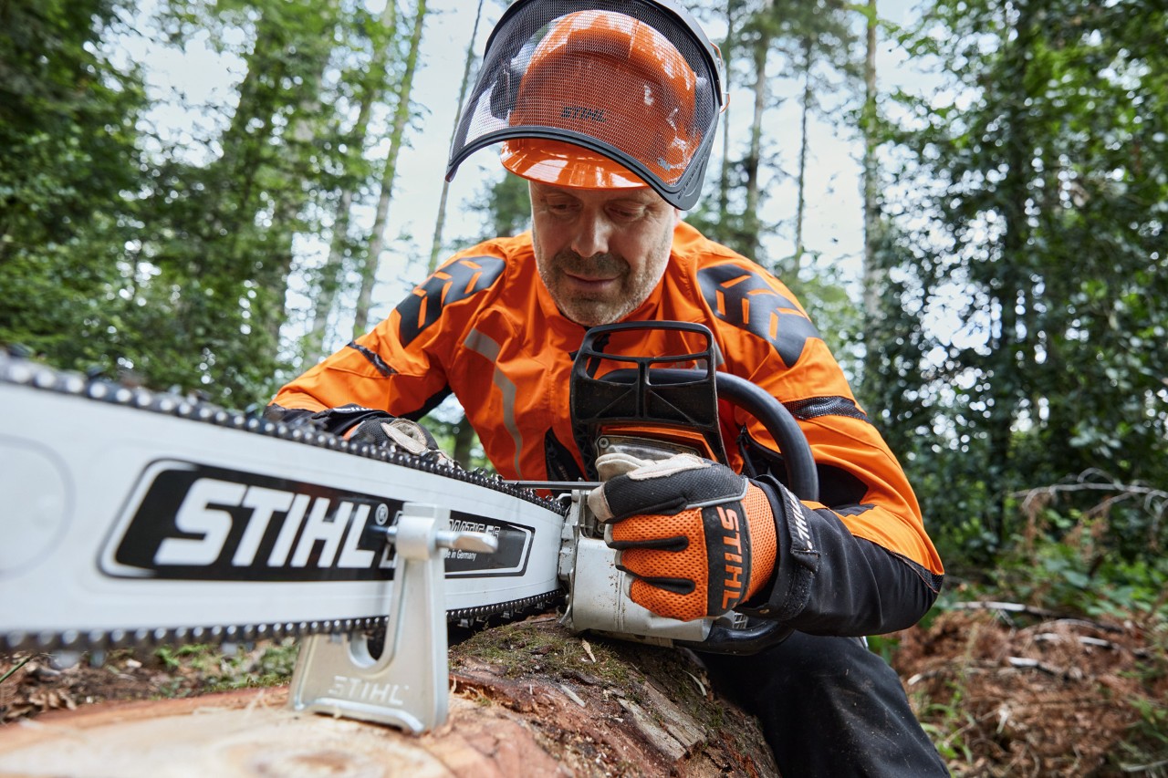 Mithilfe einer 6-Kant-Feile wird die STIHL Rapid HEXA Sägekette geschärft