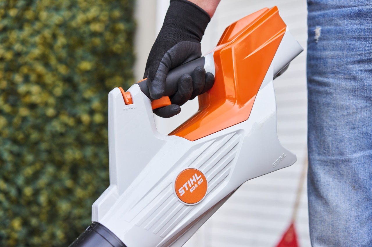 Nahaufnahme eines STIHL Blasgeräts, das eine Person in der Hand hält