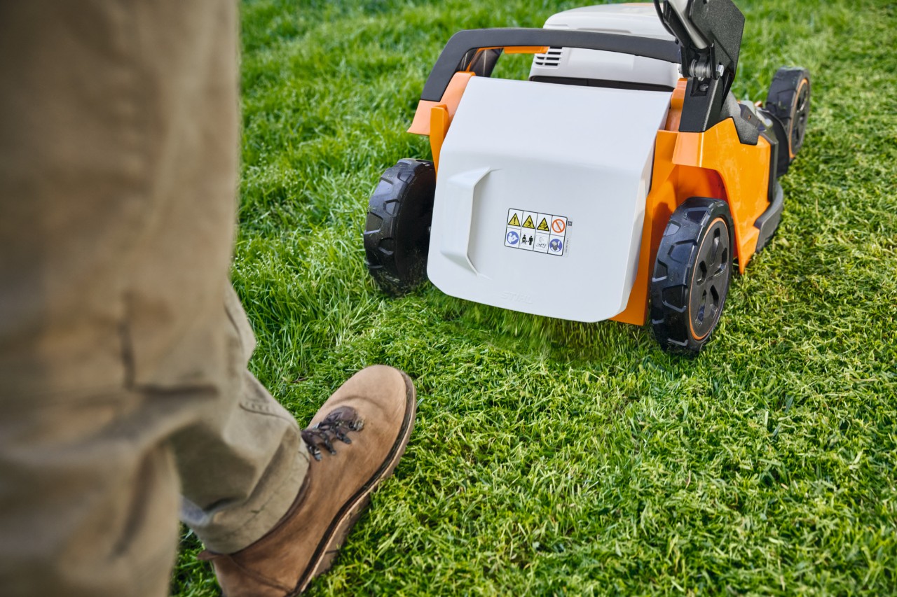 STIHL Mulchmäher beim Rasen Mulchen mit Rasenschnitt