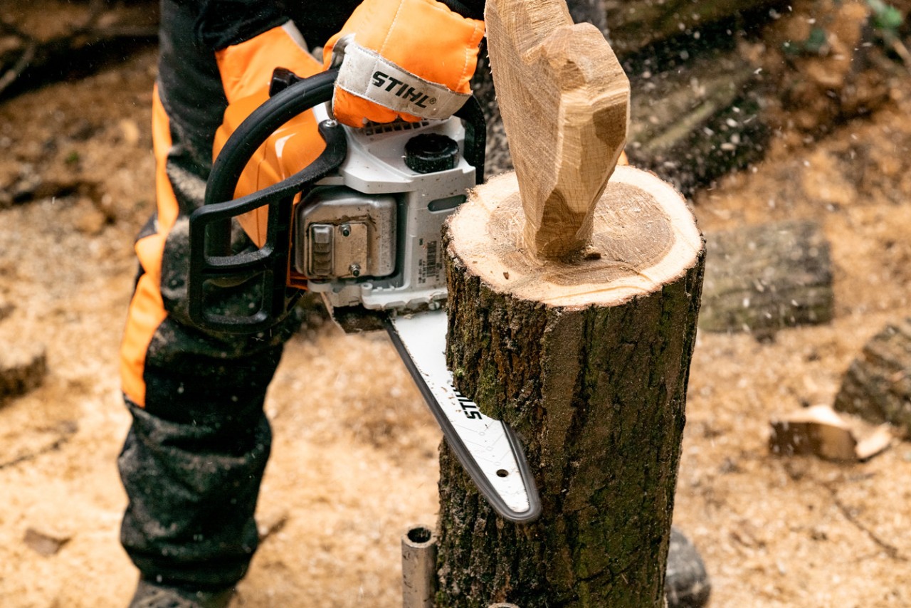  Mit einer STIHL Benzin-Kettensäge MS 170 wird das Herz aus Holz samt Basis vom restlichen Stamm getrennt