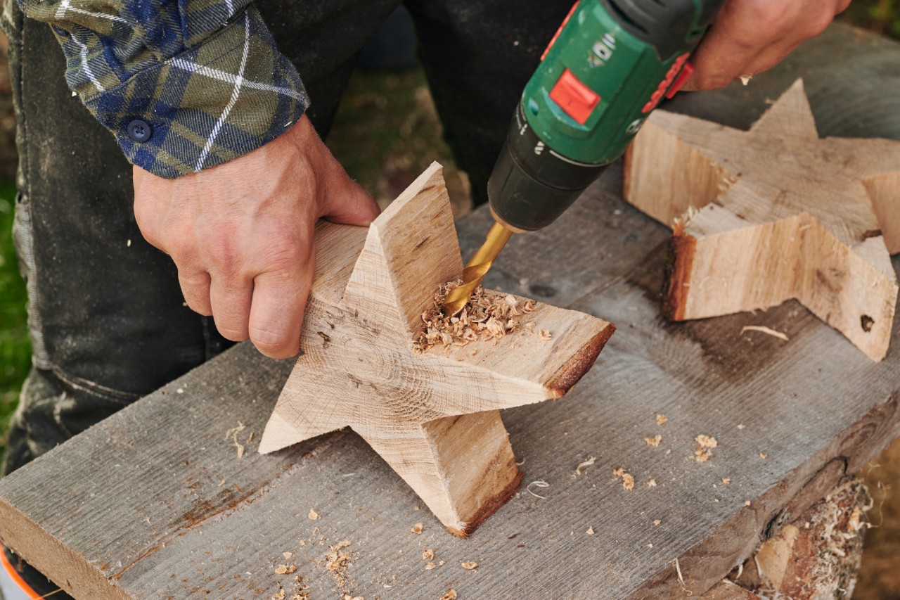Mit Holzbohrer wird im unteren Teil des Sterns ein Loch gebaut