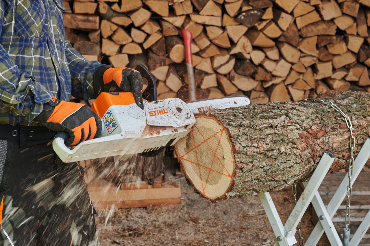 Die Form der Sterne aus Holz wird aus dem fixierten Stamm gesägt
