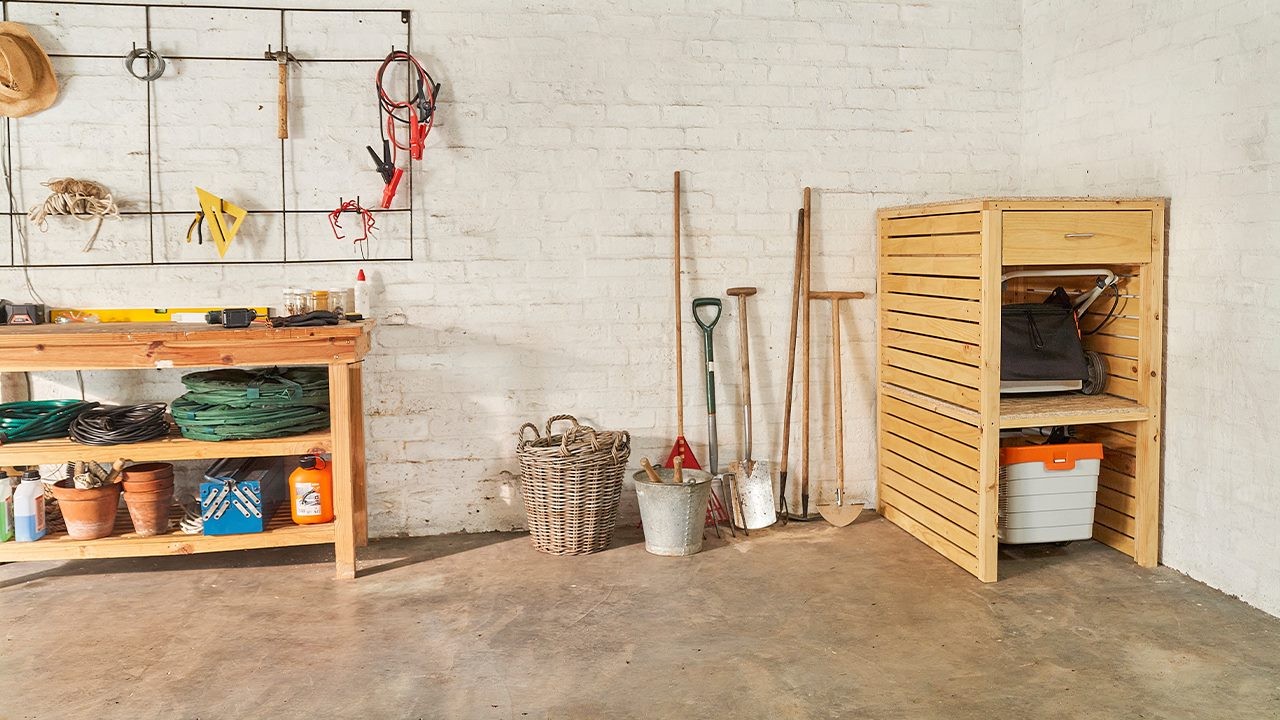 Rasenmähergarage in einer Garage