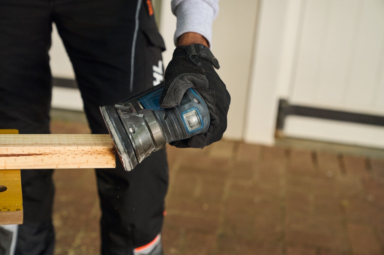Mit einem Multischleifer werden alle Holzteile abgeschliffen