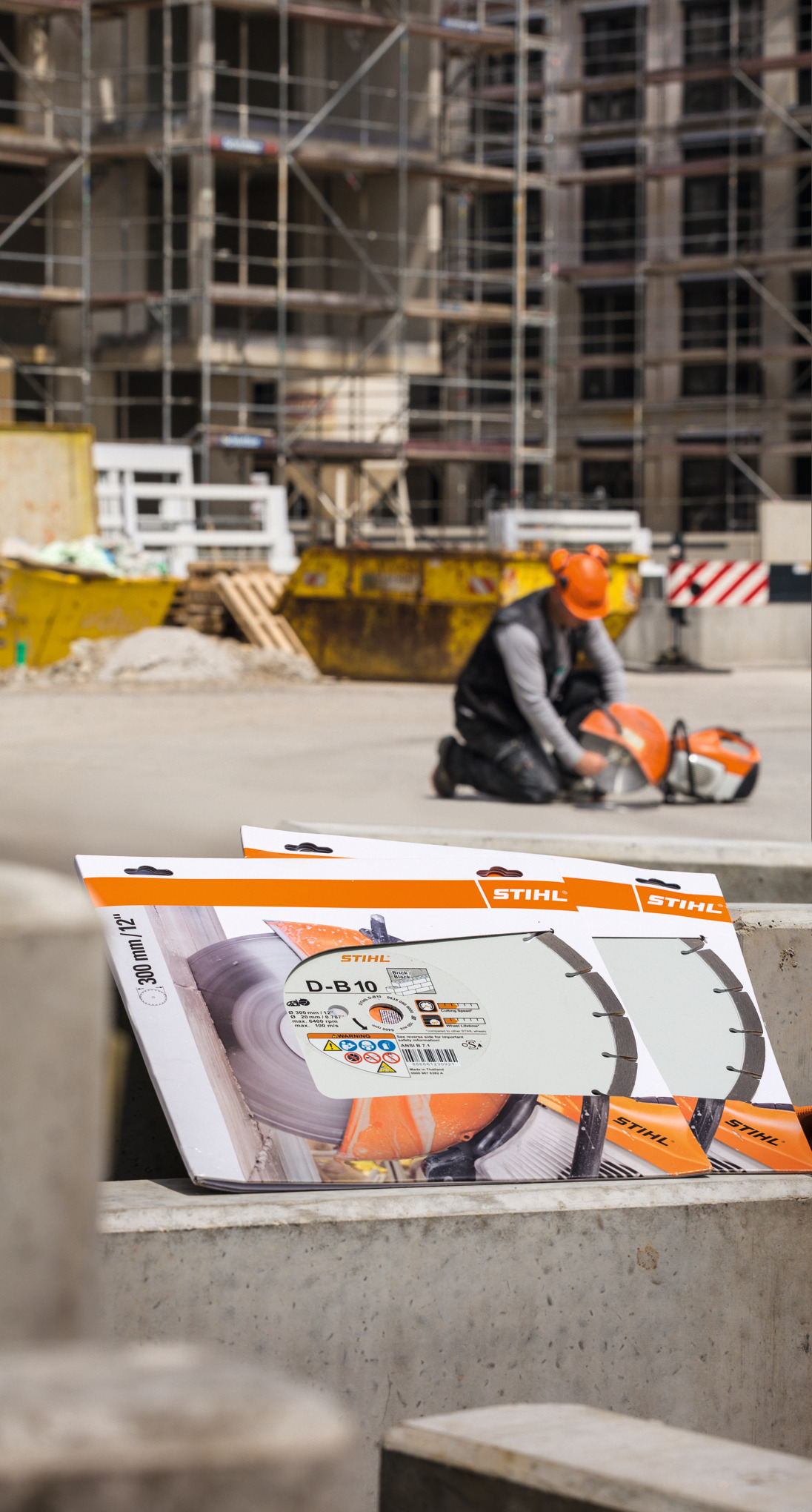 Mann arbeitet auf einer Baustelle mit einem STIHL Trennschleifer TS 500i