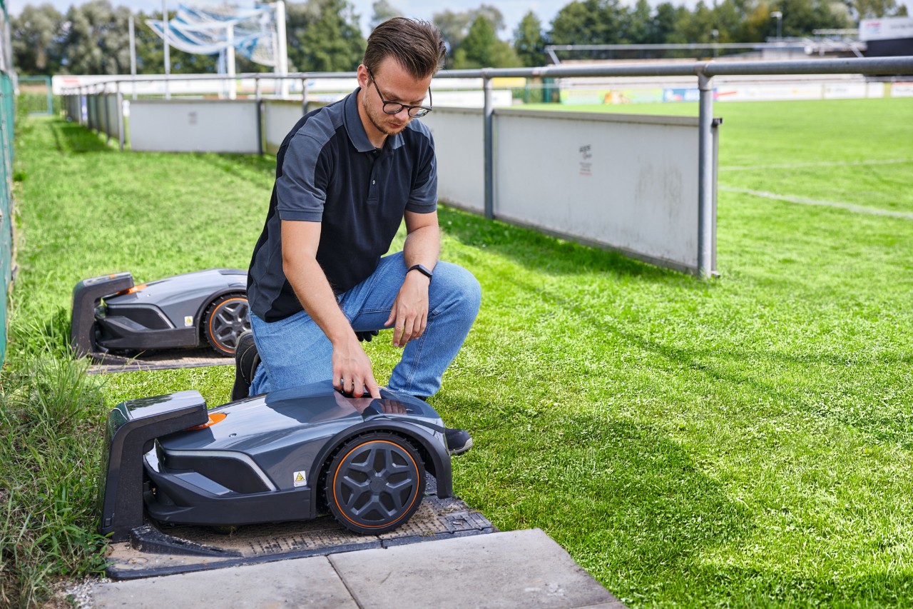 STIHL Fachhändler berät Mann beim Kauf einer STIHL Kettensäge