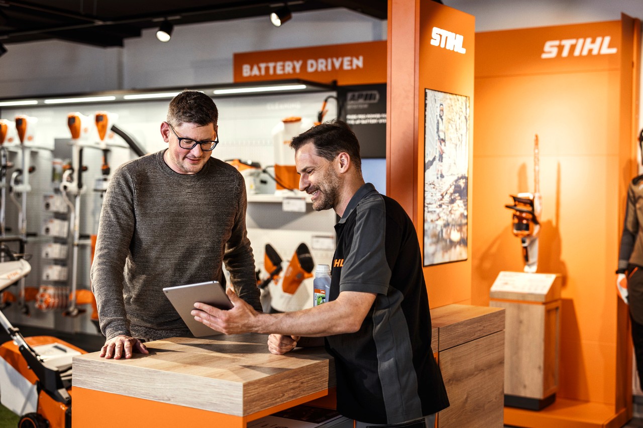 Produktberatung an einem STIHL Service Schalter.
