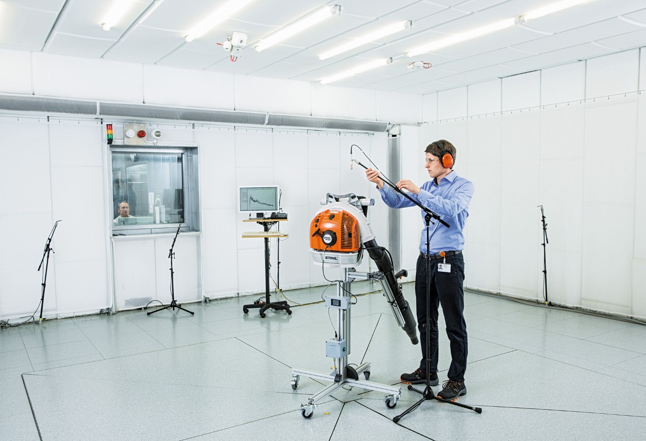 Des collaborateurs STIHL vérifient la qualité d’un souffleur de feuilles STIHL.