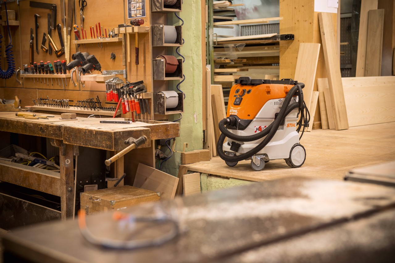 Aspirateur eau et poussière STIHL SE 133 ME dans un atelier