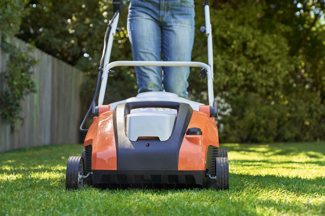 Le gazon est aéré à l’aide de l’aérateur de gazon sans fil STIHL RLA 240.
