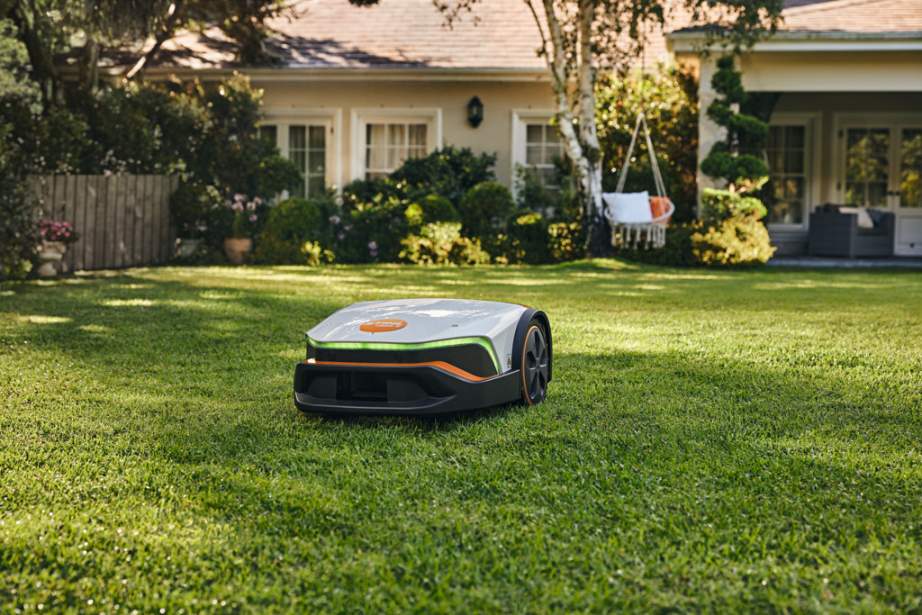 Robot de tonte STIHL iMOW® sur pelouse verte