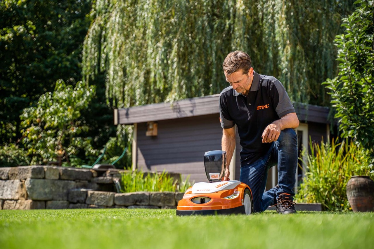 Le revendeur STIHL règle les horaires de tonte du robot de tonte STIHL iMOW® RMI 422 