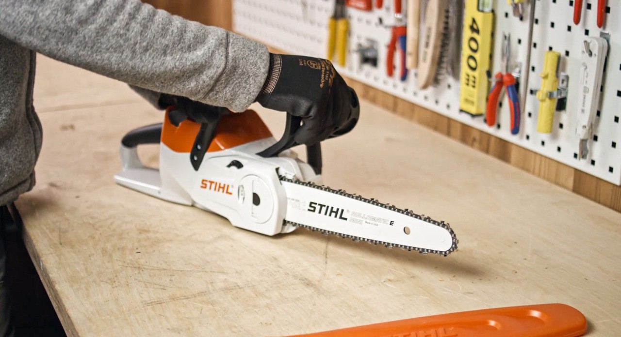 Homme montant une tronçonneuse à batterie STIHL MSA&nbsp;120
