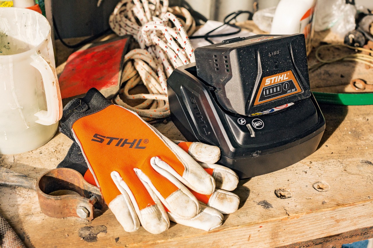 Les batteries lithium-ion STIHL se rangent facilement dans l’atelier.