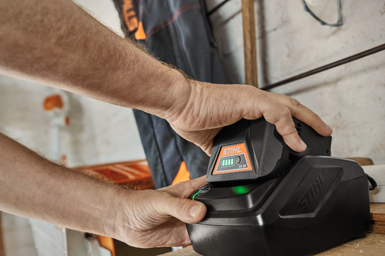 Batterie lithium-ion AK 30 de STIHL, en charge dans la station de charge