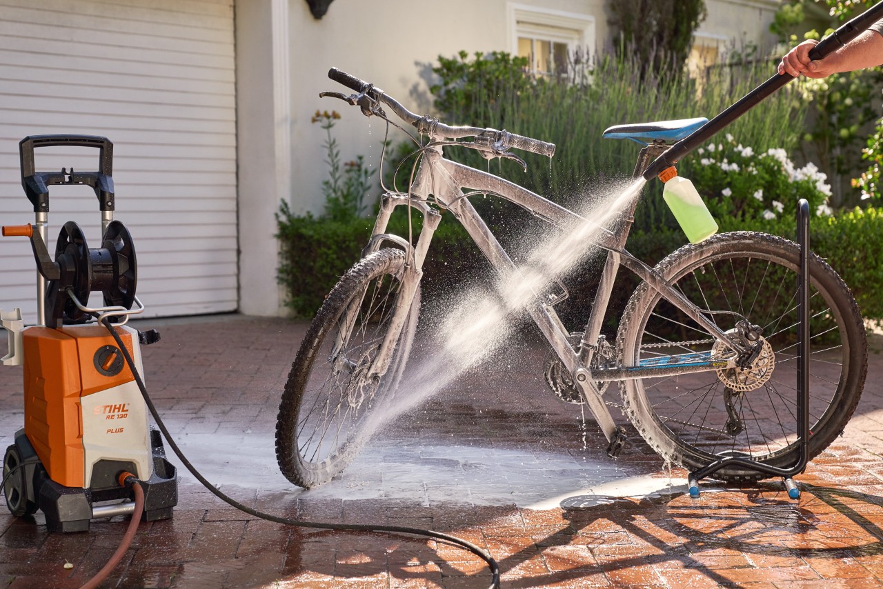Vélo lavé avec le nettoyeur haute pression STIHL RE 130 Plus avec une buse à mousse et un shampooing pour véhicules