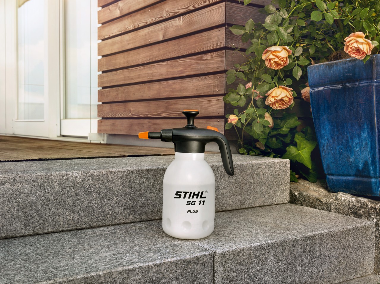 Pulvérisateur à main STIHL SG 11 plus sur les marches d'une terrasse