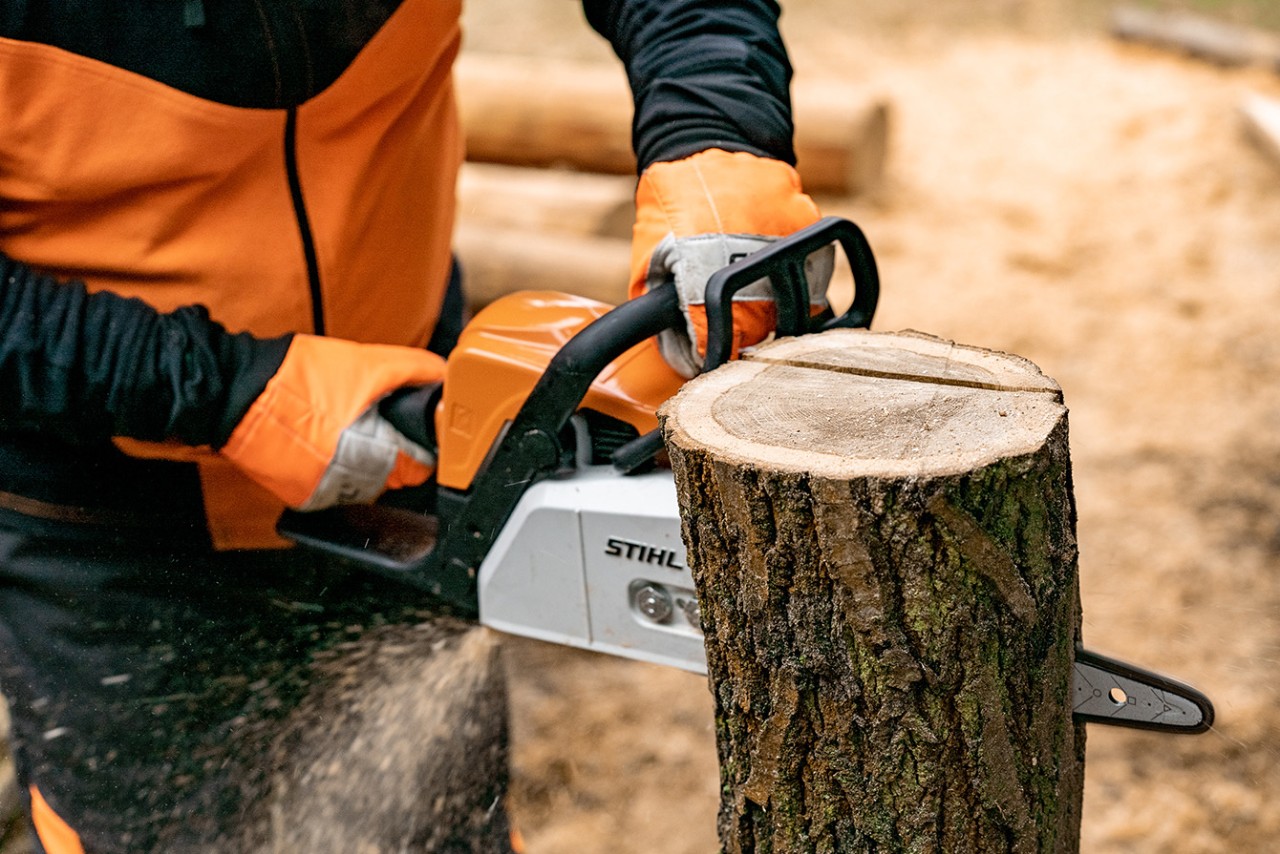Faire un coeur en bois sur son socle : découpe vers le bas dans une bûche à l’aide d’une tronçonneuse thermique STIHL MS 170