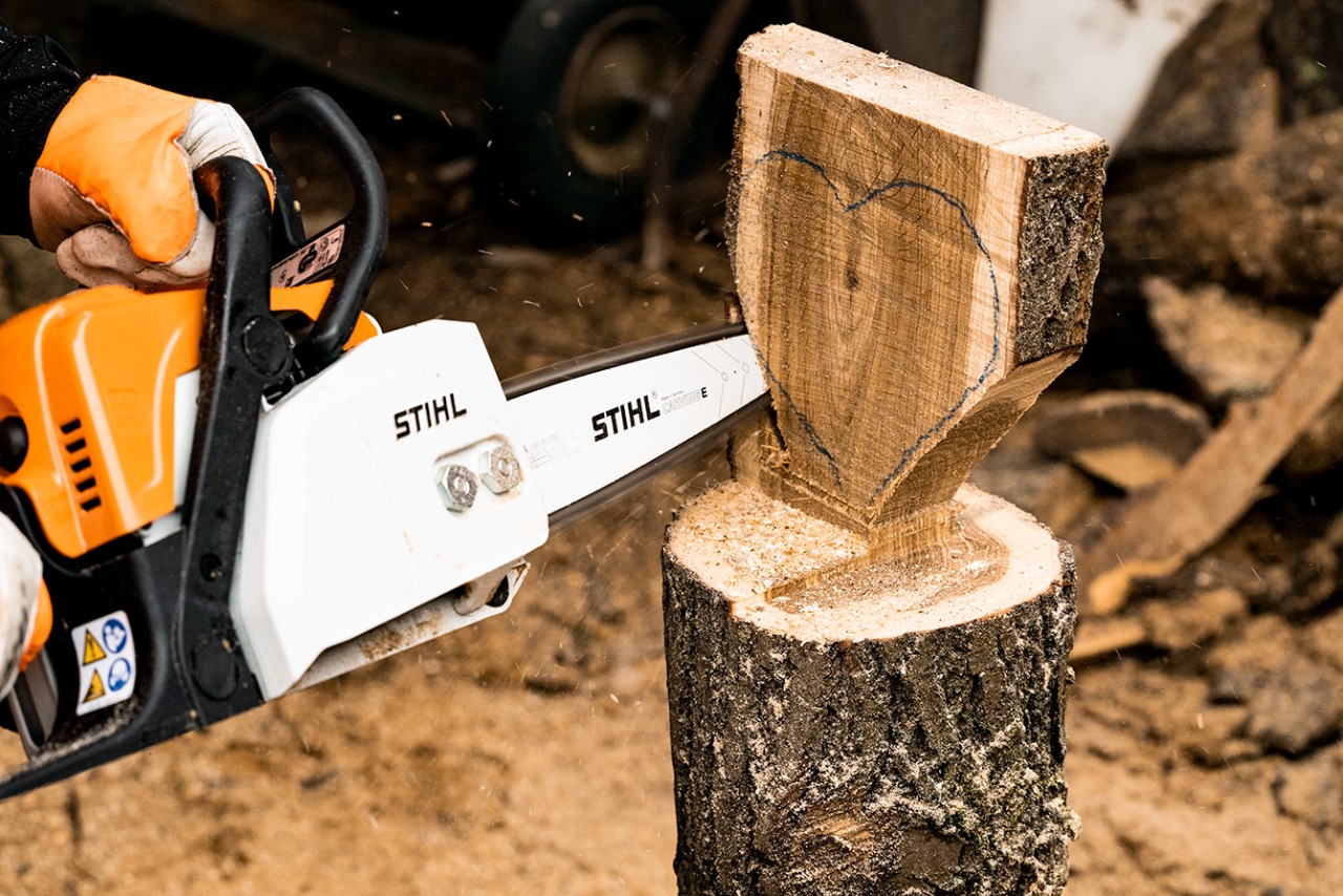 Faire un cœur en bois sur son socle : sculpture d’un cœur à l’aide d’une tronçonneuse thermique STIHL MS 170