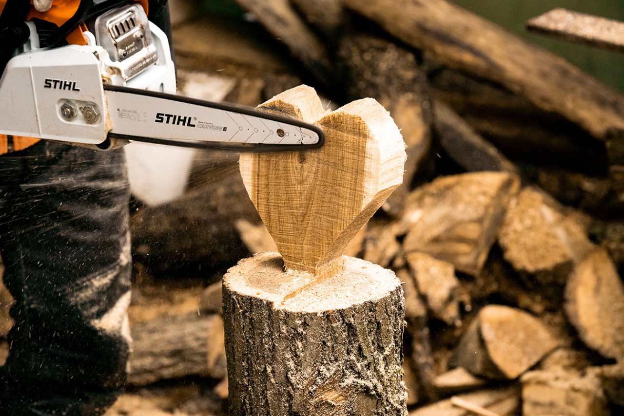 Faire un coeur en bois sur son socle : polissage des bords du cœur à l’aide d’une tronçonneuse thermique STIHL MS 170