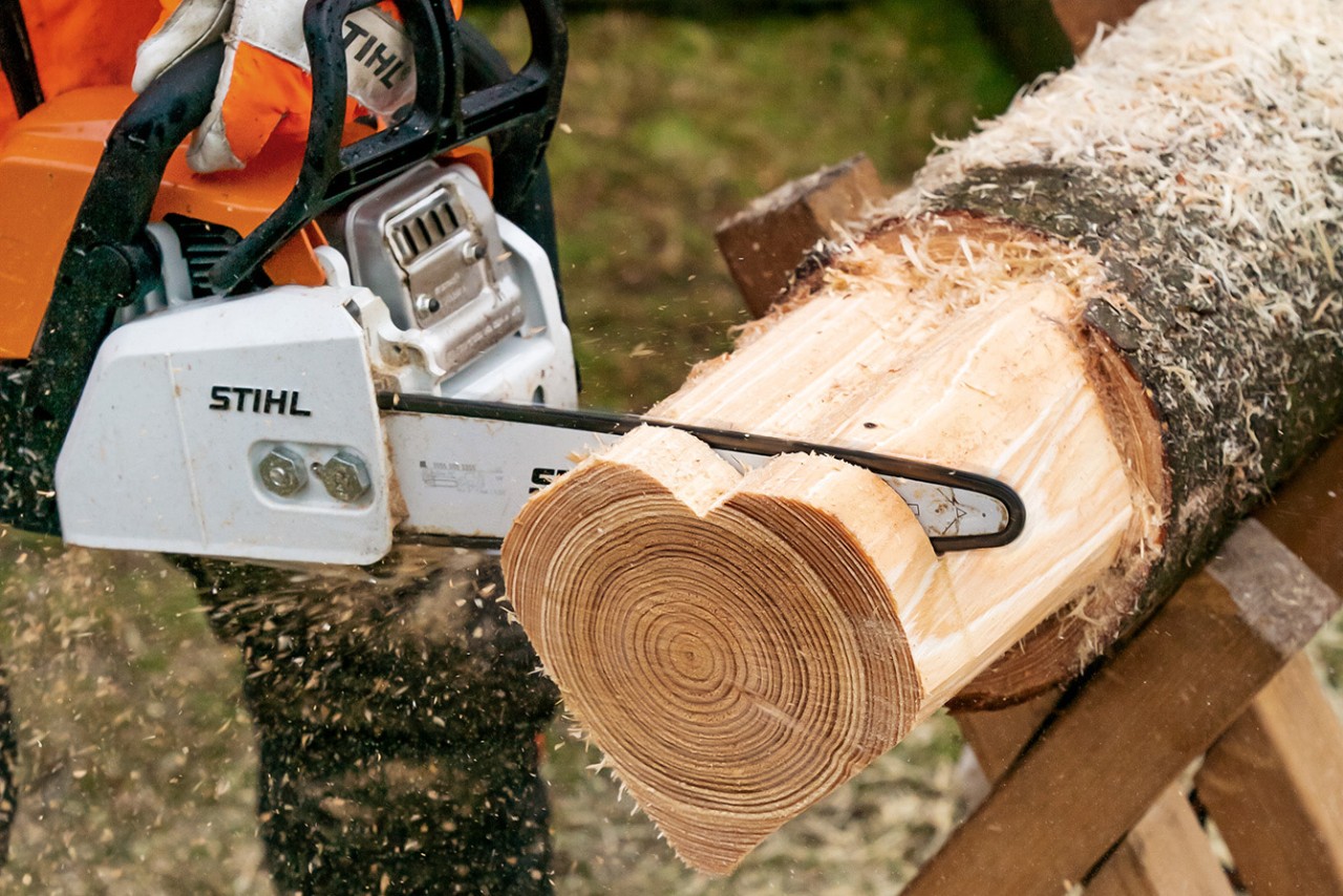 Fabriquer une série de cœurs en bois : tranchage d’un cœur dans une bûche à l’aide d’une tronçonneuse thermique STIHL MS 170