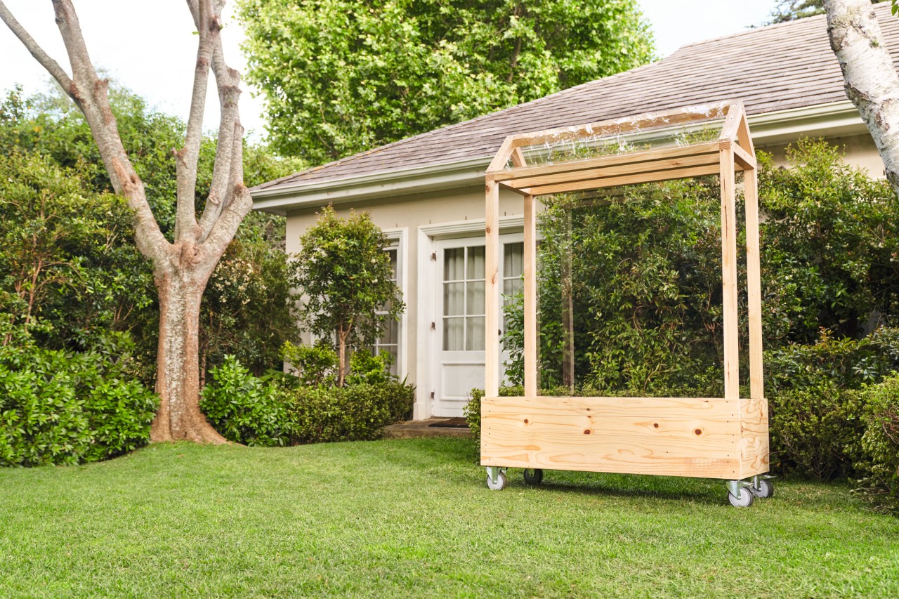 Maison de tomates artisanale sur un terrain de jardin