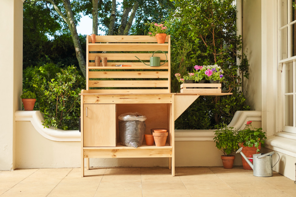 Sétabli artisanal en bois dans un jardin