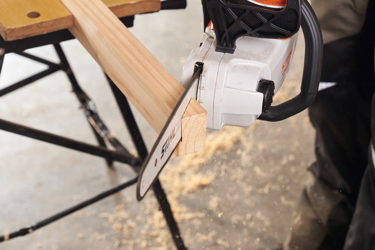 Le bois d’équarrissage utilisé pour former les pieds de la clôture brise-vue peut être coupé à l’aide de la tronçonneuse à batterie STIHL&nbsp;MSA&nbsp;140    