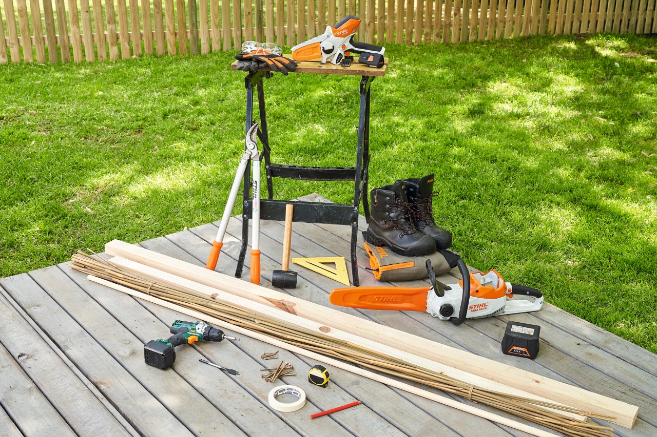 Tronçonneuse à batterie STIHL&nbsp;MSA&nbsp;140, scie de jardin à batterie GTA&nbsp;26 et autres matériaux et outils pour construire un brise-vue