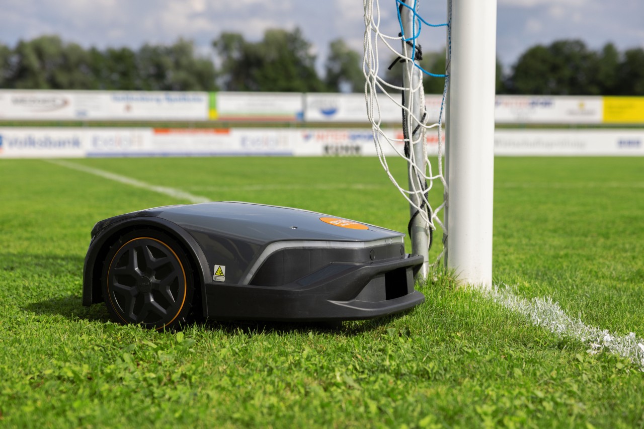 Gros plan : iMOW 7 PRO Robot de tonte tond le terrain de sport