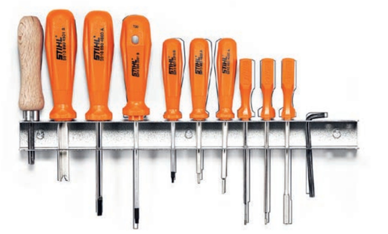 Outils spéciaux STIHL alignés côte à côte dans un support