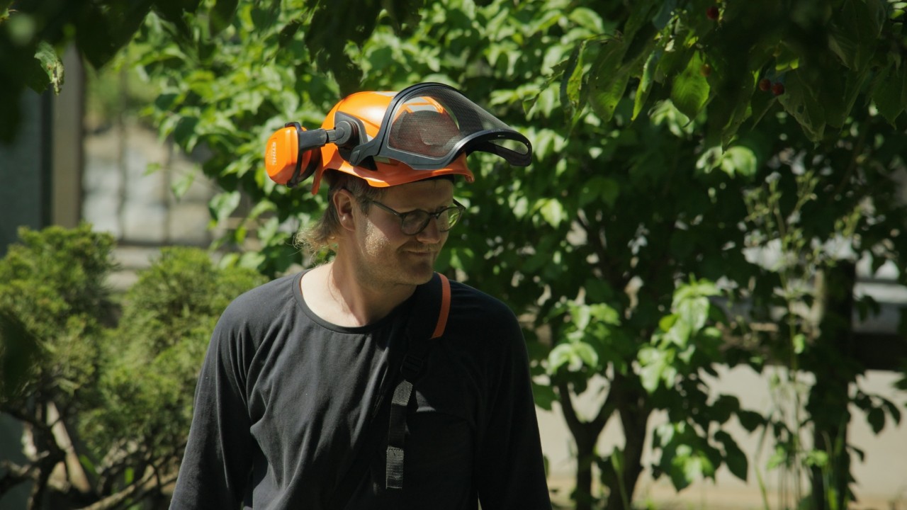 Scène de la campagne STIHL Real People, Achille lors de travaux de jardinage avec un équipement professionnel, aperçu authentique du travail en extérieur