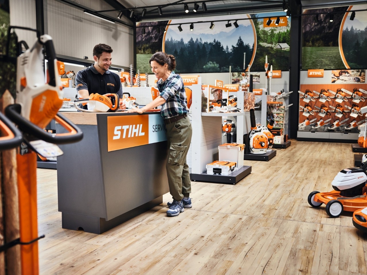 Le revendeur spécialisé STIHL entretient la tronçonneuse avec le guide-chaîne STIHL Light 04 et la chaîne de tronçonneuse Oilomatic