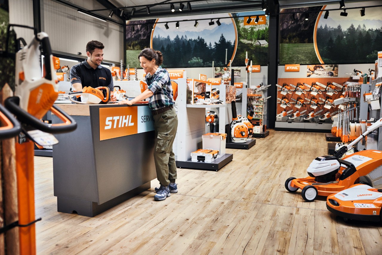 Product advice at a STIHL service counter.