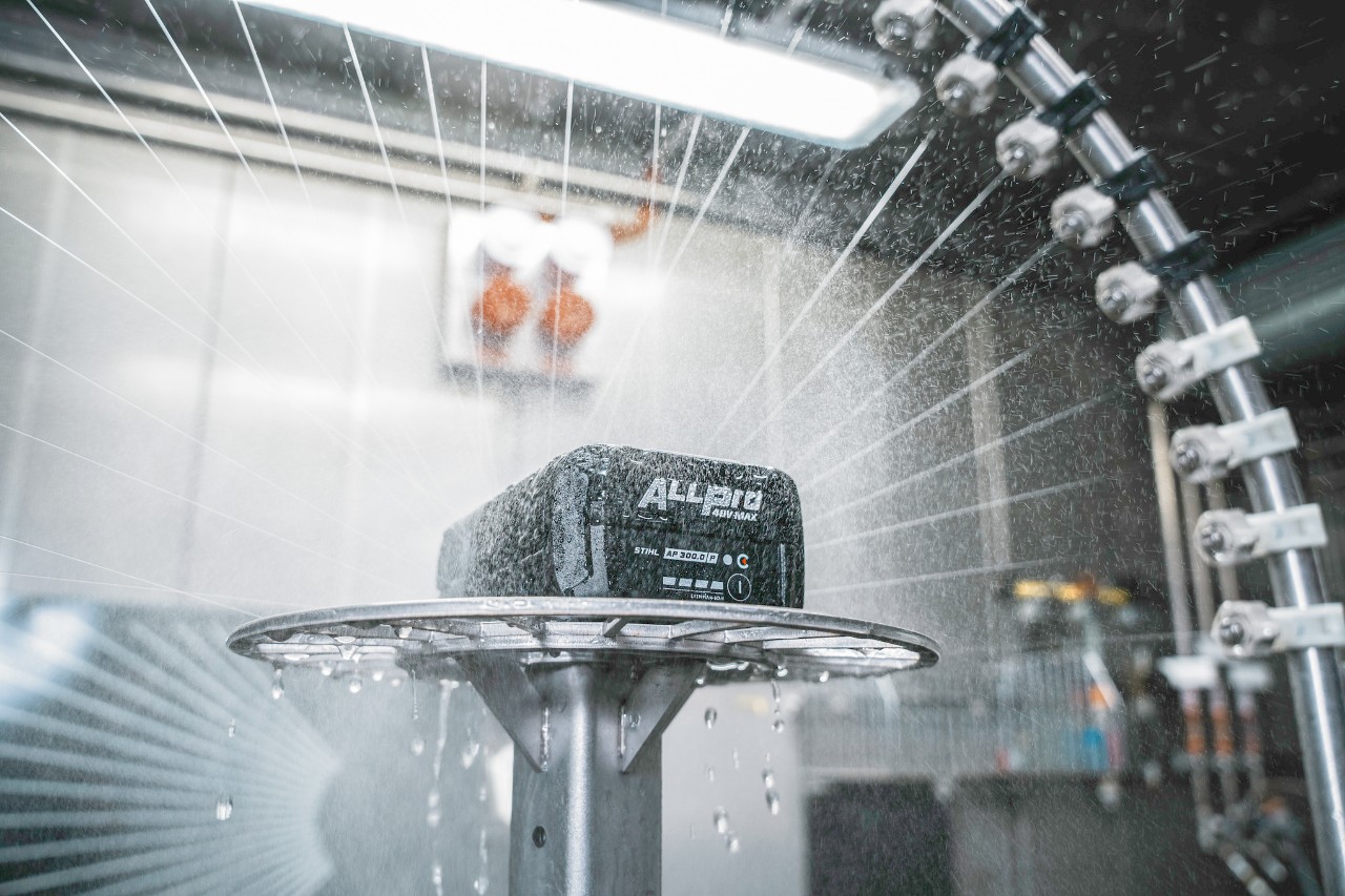  Test di spruzzo: Le batterie ALLPRO vengono spruzzate con acqua
