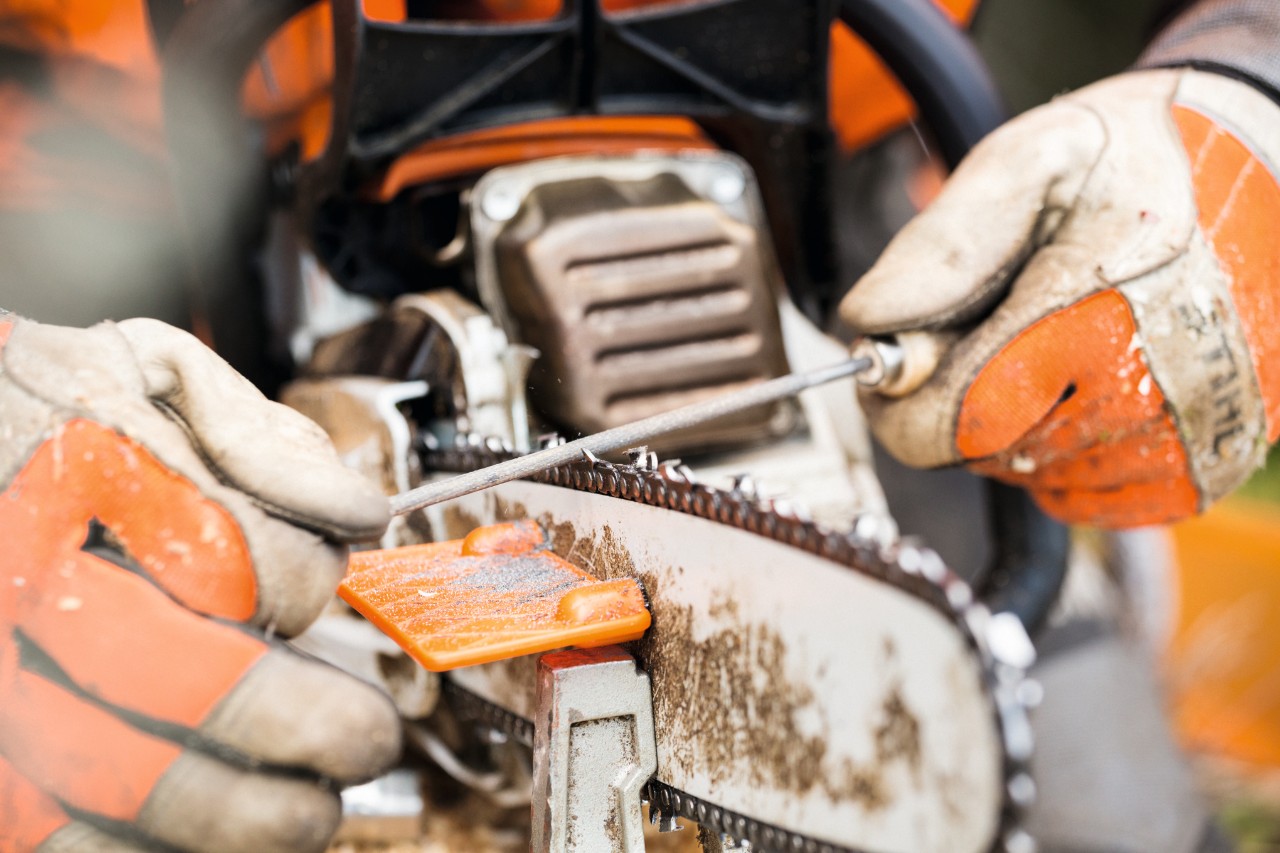 Uomo che lavora in un cantiere con una troncatrice STIHL TS 500i