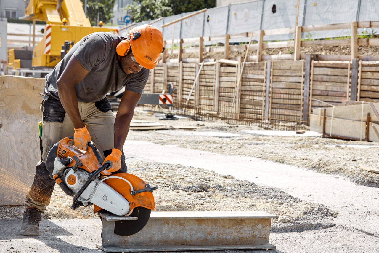 Protezione acustica durante il lavoro nel settore forestale