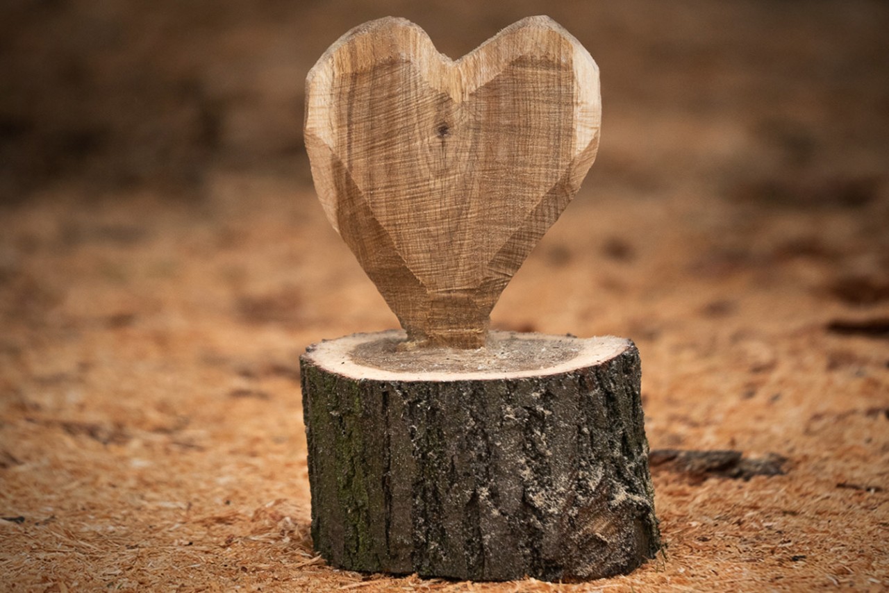 Cuore di legno fai da te sul pavimento tra i trucioli