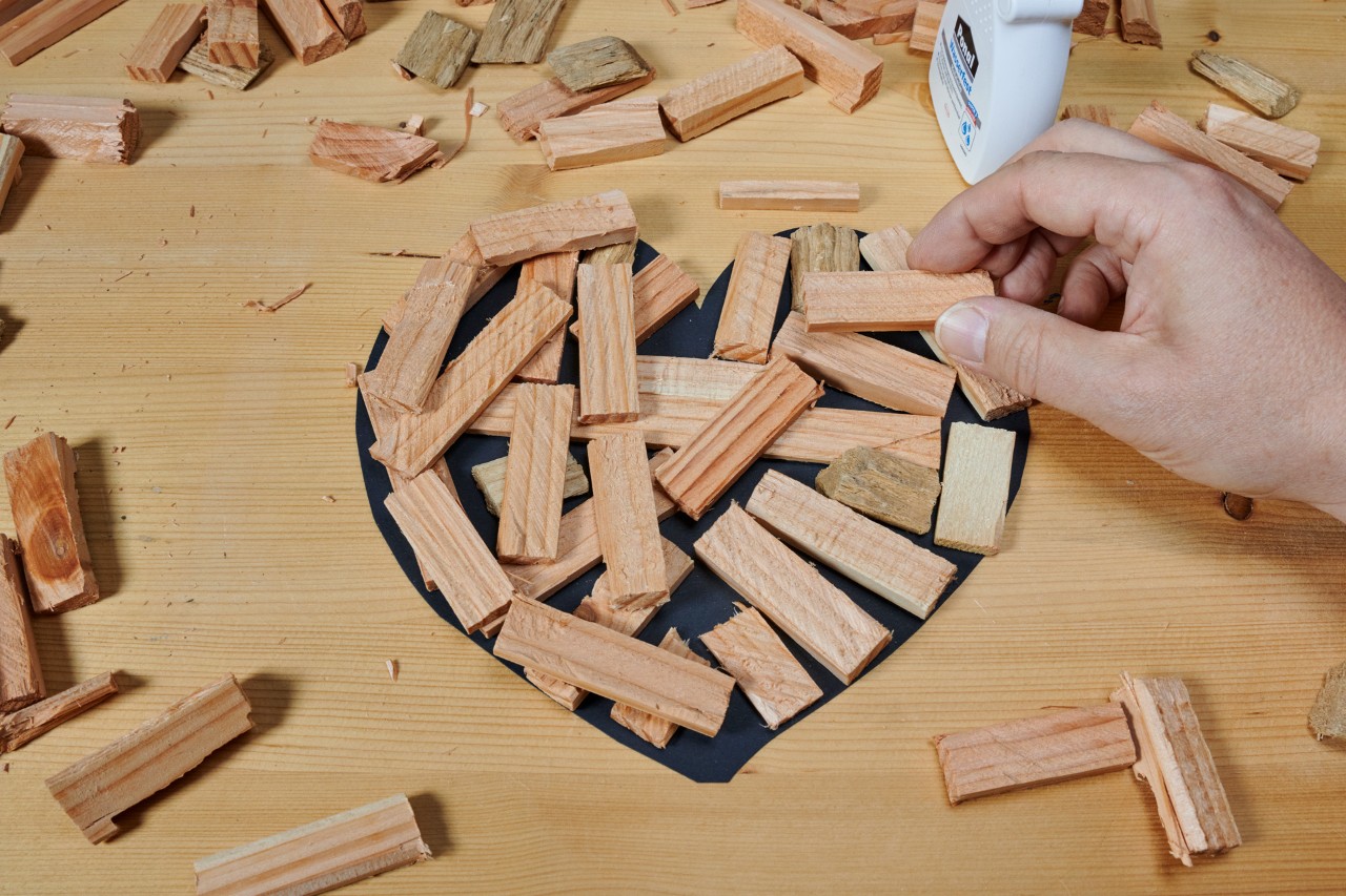 Pezzi di legno su un tavolo incollati insieme a forma di cuore