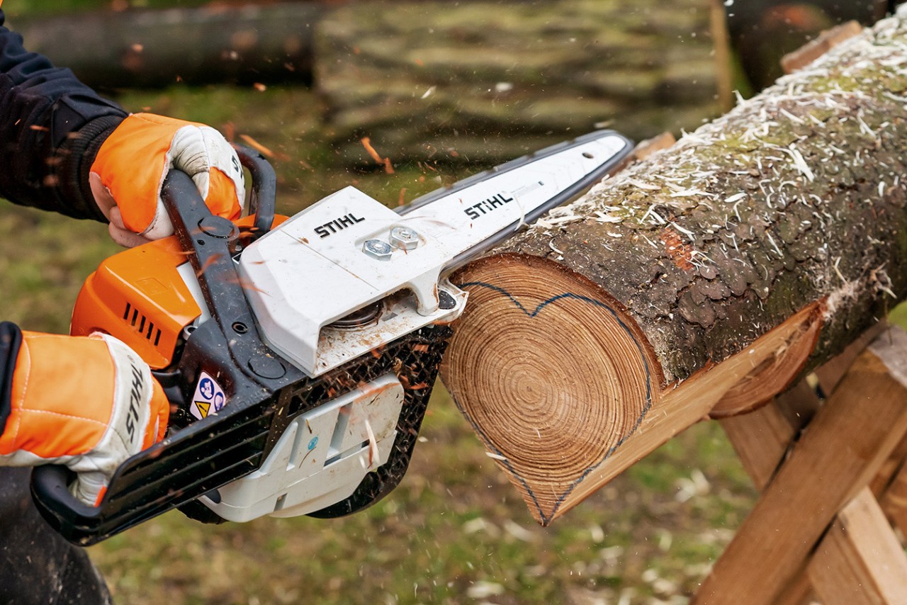 La forma di base del cuore viene segata con una motosega a benzina STIHL MS 170