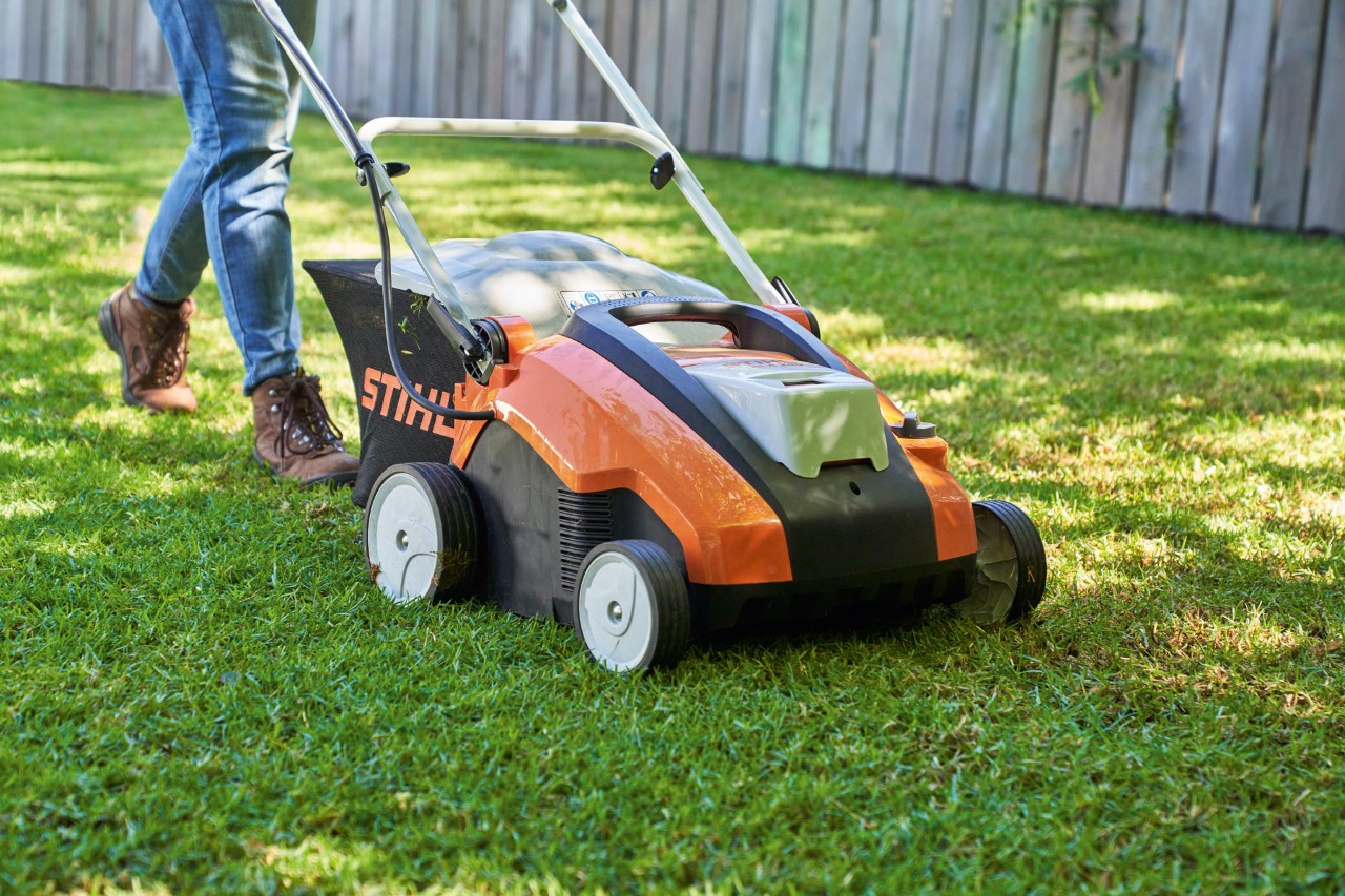 Arieggiatore a batteria STIHL RLA 240 durante l'arieggiamento di un prato verde