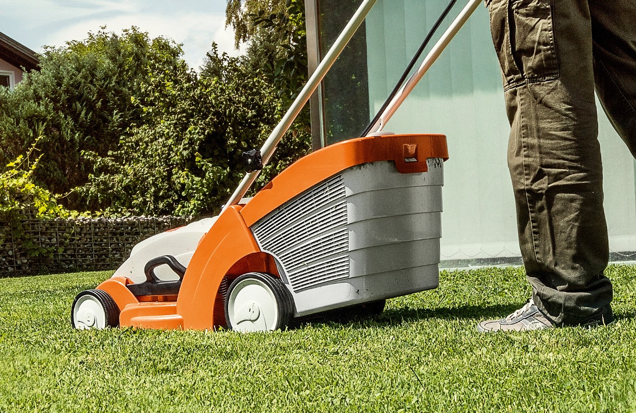Tosaerba a batteria STIHL RMA 339 R su prato verde