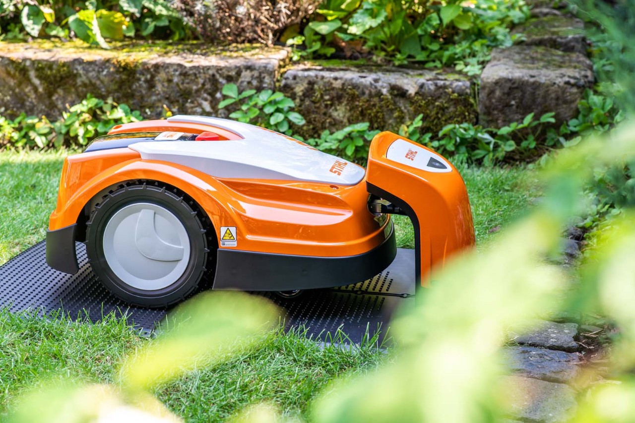 Un robot tosaerba durante la ricarica della batteria nella docking station