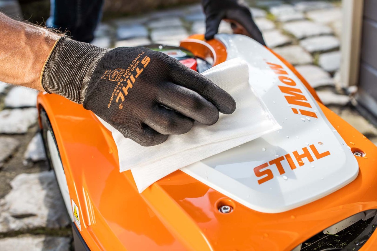  Il robot tosaerba STIHL iMOW® 422 si pulisce con un panno e si prepara così per l'inverno