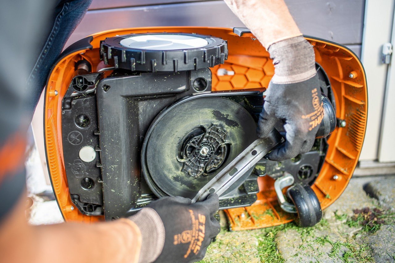 Sul robot tosaerba STIHL iMOW® 422 le lame di taglio vengono sostituite prima della preparazione per l’inverno