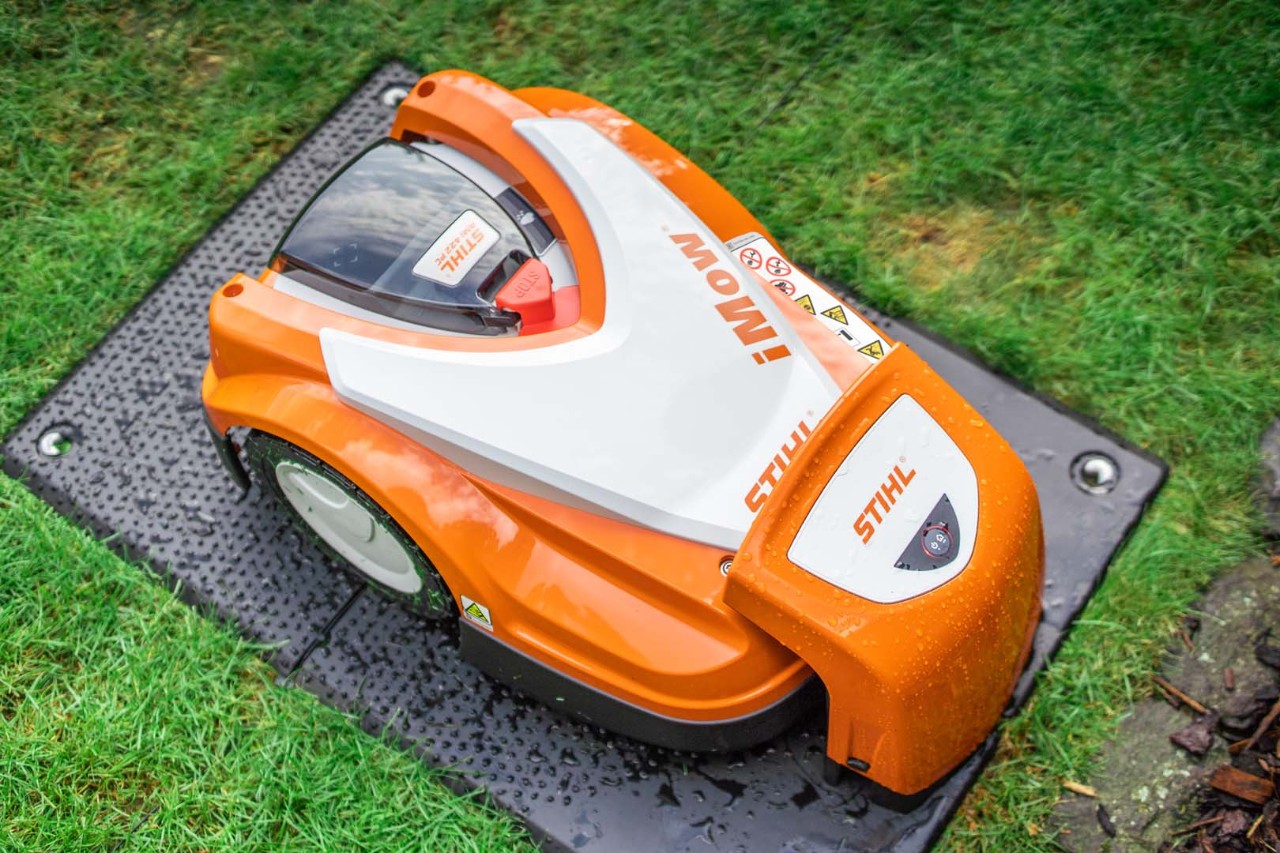 Robot tosaerba STIHL iMOW® 422 prima della pausa invernale nella docking station
